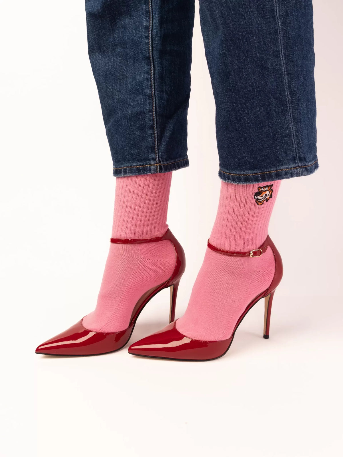 Sunday Brunch Set für Damen von Good Willy: Crew-Socken in Rosa, am Damenbein getragen, Ansicht 3 (KI-generiert)