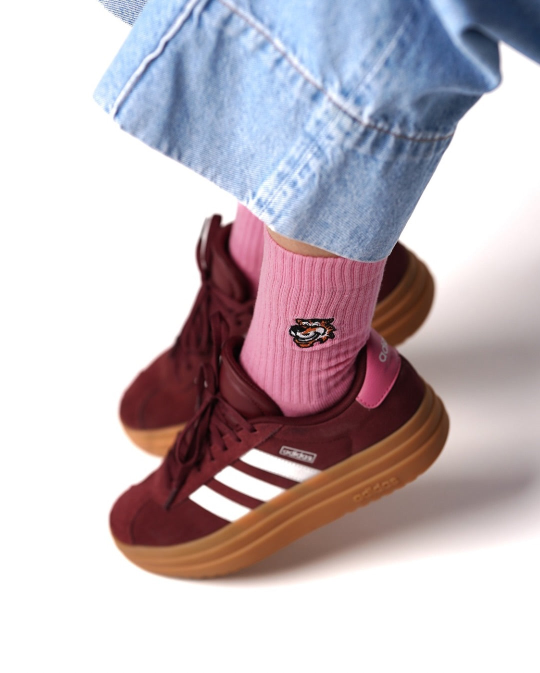 Sunday Brunch Set für Damen von Good Willy: Rosa Crew-Socken zu weinroten Sneakern und Jeans (KI-generiert)
