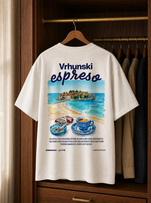 Vrhunski espreso T-Shirt von Good Willy, Rückseite mit Print, auf einem Holzbügel im Kleiderschrank (KI-generiert)