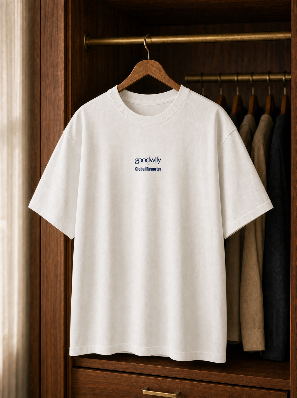 Vrhunski espreso T-Shirt von Good Willy, Vorderseite mit kleinem Logo-Print, auf einem Holzbügel (KI-generiert)