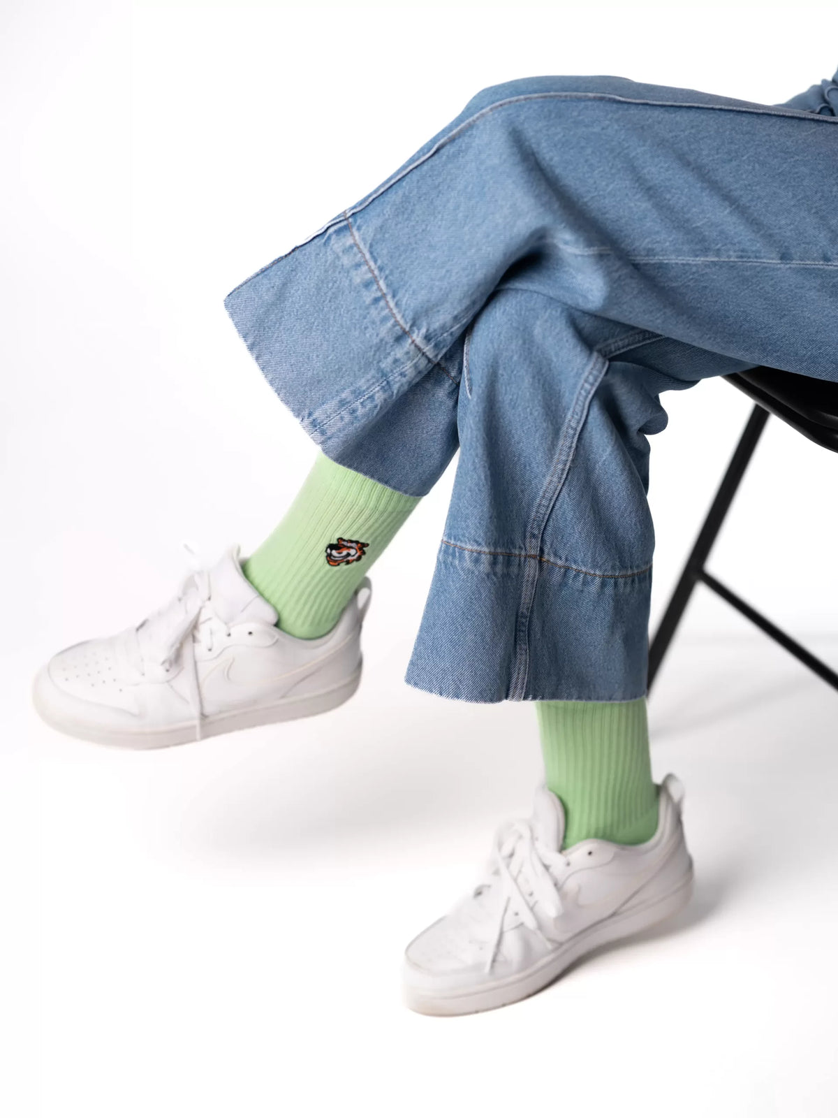 Weekend Set für Damen von Good Willy: Crew-Socken in Mintgrün, am Damenbein getragen, Ansicht 3 (KI-generiert)