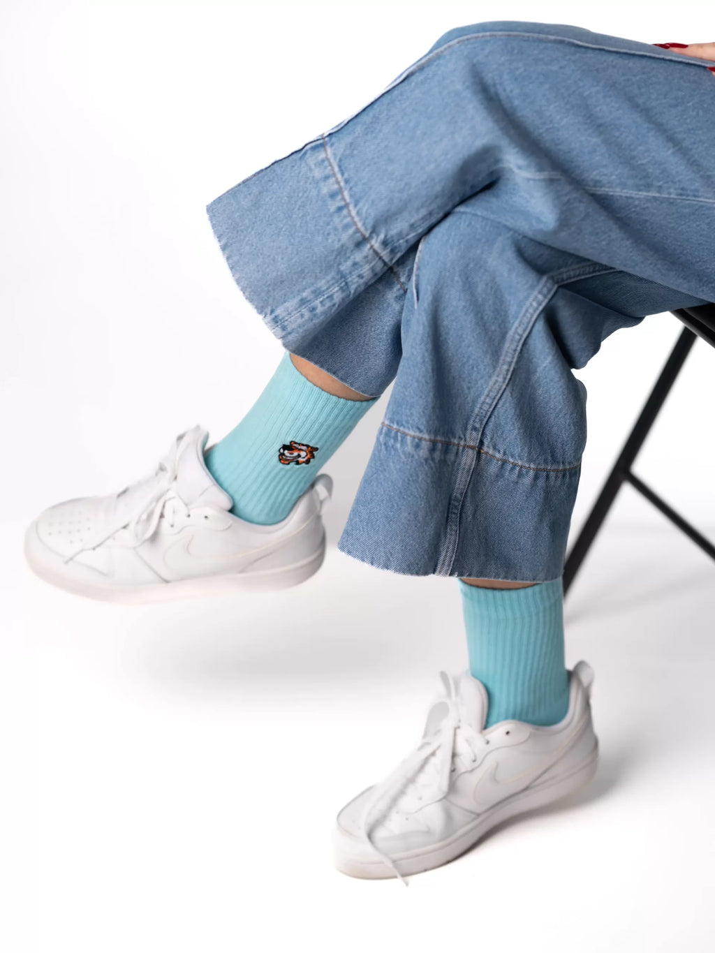 Weekend Set für Damen von Good Willy: Crew-Socken in Türkis, am Damenbein getragen, Ansicht 4 (KI-generiert)