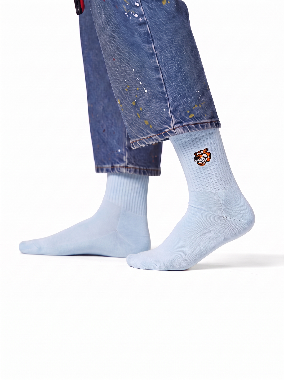 Zero Inbox Crew-Socken in Hellgrau von Good Willy zu Jeans, Studioaufnahme (KI-generiert)