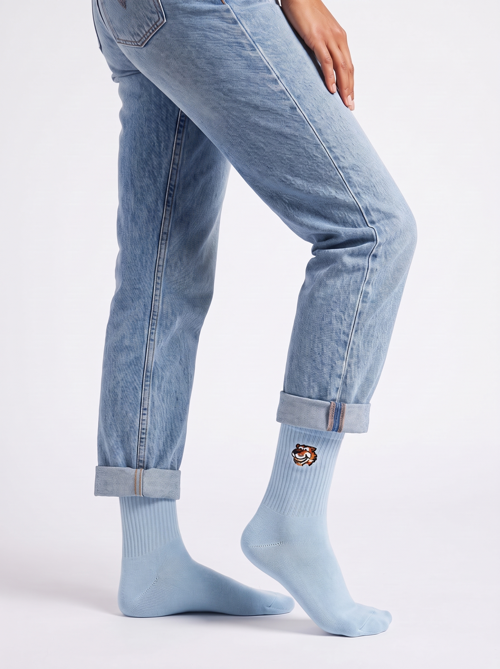 Zero Inbox Crew-Socken in Hellgrau von Good Willy zu hellen Jeans, Seitenansicht (KI-generiert)